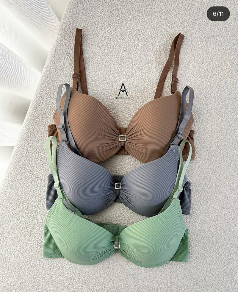 💎 Pack of 4 Luxury Ribbed Push-Up Bras – With Glam Charm 💎